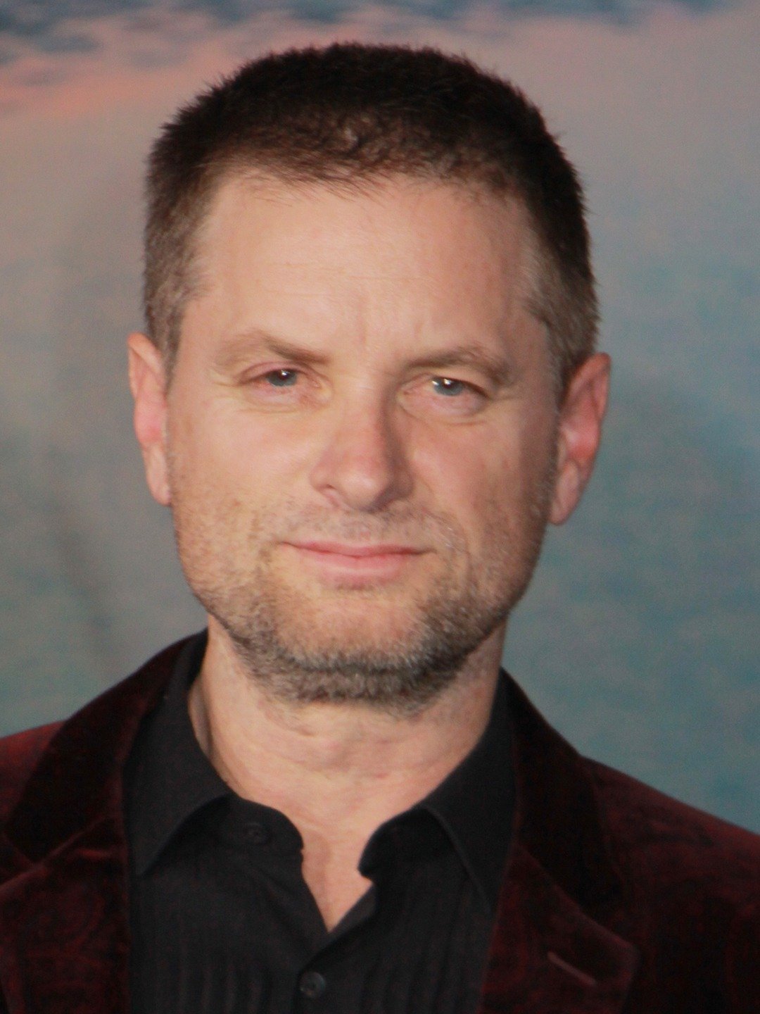 How tall is Shea Whigham?